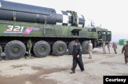 朝鲜官方2022年3月公布的领导人金正恩视察一枚洲际弹道导弹的照片。