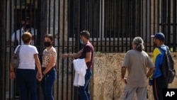 La gente espera su turno frente a la embajada de Estados Unidos al día siguiente de su reapertura en La Habana, Cuba, el miércoles 4 de mayo de 2022.

