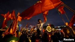 Người Việt Nam đổ ra đường ăn mừng chiến thắng bóng đá vào tối 22/5/2022.