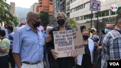 Trabajadores activos y jubilados en Venezuela protestan en Caracas por el costo de la vida el 31 de mayo de 2022.