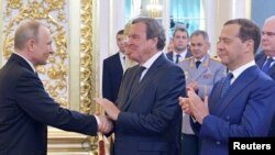 Ish-Kancelari Schroeder gjatë ceremonisë së betimit në detyrë të Presidentit rus Vladimir Putin (Moskë, 7 maj 2018)