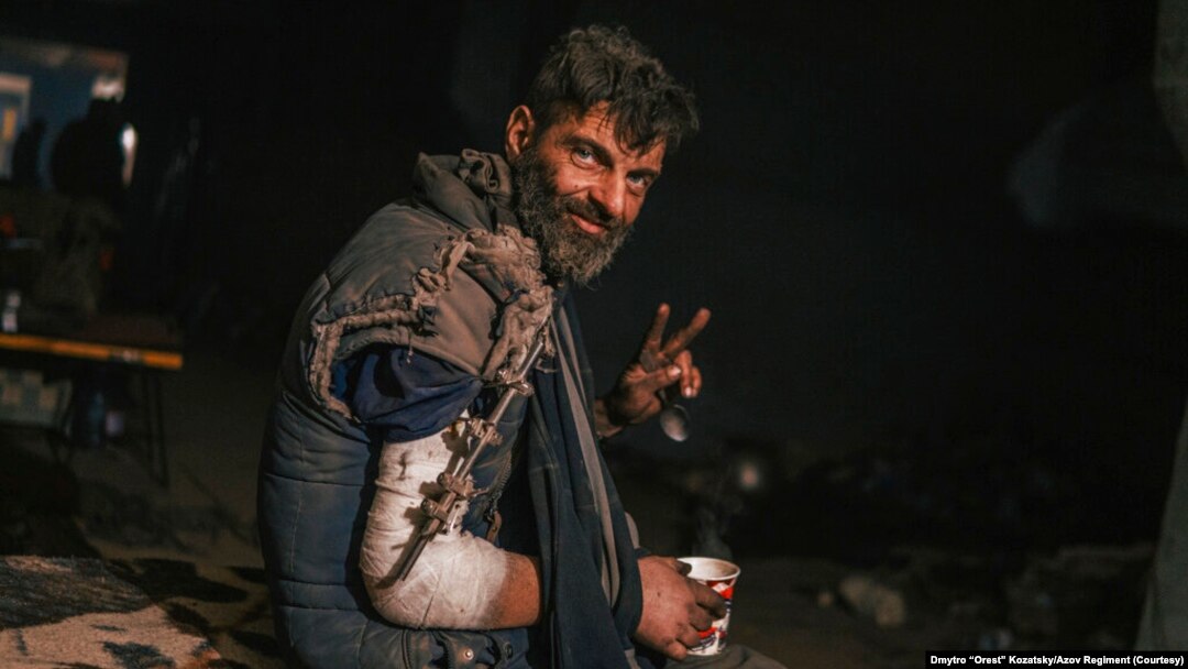 ARHIVA - Na fotografiji koju je objavio Specijalni bataljon Azov Ukrajinske nacionalne garede, pripadnik te jedinice, ranjen tokom borbi protiv ruskih snaga, pozira fotografu u čeličani Azovstal u Mariupolju, 10. maja 2022. (Foto: AP)