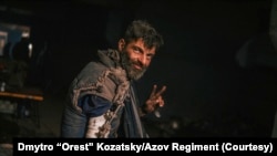 Seorang prajurit Resimen Pasukan Khusus Azovstal, terluka selama pertempuran melawan pasukan Rusia. (Foto: via AP)