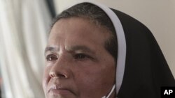ARCHIVO — La monja colombiana Gloria Cecilia Narváez, que estuvo cautiva casi cinco años tras ser secuestrada por Al Qaeda, escucha una pregunta en una conferencia de prensa el 19 de noviembre del 2021, en Bogotá. (AP Foto/Iván Valencia)