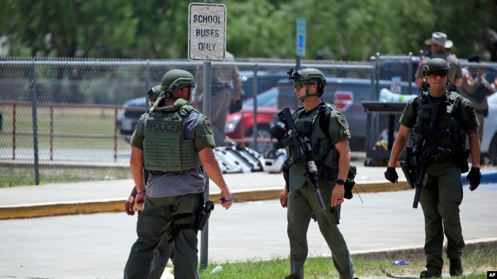 Agentes de policía frente a la escuela primaria de Robb, en Uvalde Texas, el 24 de mayo de 2022.