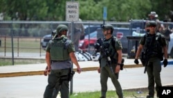 Agentes de policía frente a la escuela primaria de Robb, en Uvalde Texas, el 24 de mayo de 2022.