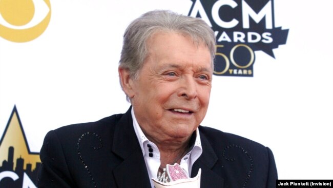 FILE - Mickey Gilley poses with the Triple Crown Award on the red carpet at the 50th annual Academy of Country Music Awards at AT&T Stadium in Arlington, Texas, April 19, 2015.