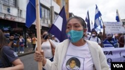 Candelaria Díaz es madre de un joven asesinado un 30 de mayo de 2018 en Nicaragua. Este domingo participó en una manifestación. Foto Houston Castillo, VOA