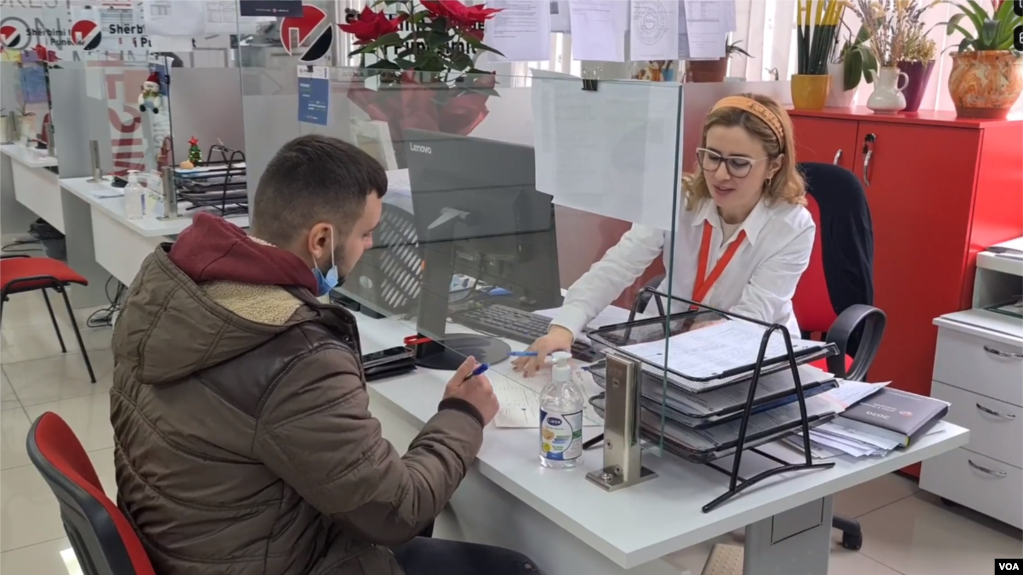 Shqipëri, pasiguria për vendin e punës nxit emigracionin