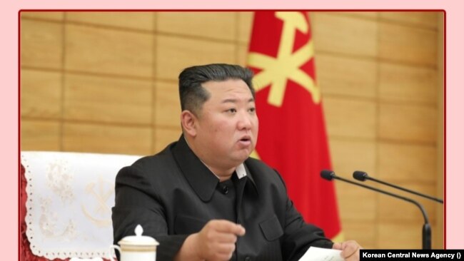 North Korea leader Kim Jong Un called on his officials to draw lessons from the experience of advanced countries to help the country deal with the coronavirus, May 14, 2022. Photo: Korean Central News Agency
