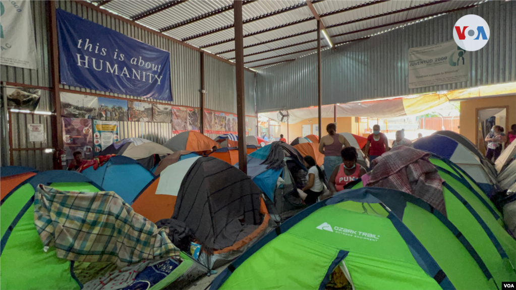 Carpas de campaña en varios colores cubren el piso de esta bodega en el norte de Tijuana que ha servido desde hace varios años como refugio de paso para migrantes. Este sistema permite que las unidades familiares se mantengan juntas. Foto: Celia Mendoza, 7 de abril de 2022. Tijuana, México.