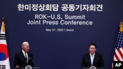 Tổng thống Mỹ Joe Biden, trái, tham dự cuộc họp báo chung với Tổng thống Hàn Quốc Yoon Suk Yeol tại văn phòng tổng thống ở Seoul vào thứ Bảy, ngày 21 tháng 5 năm 2022.