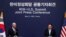 Tổng thống Mỹ Joe Biden, trái, tham dự cuộc họp báo chung với Tổng thống Hàn Quốc Yoon Suk Yeol tại văn phòng tổng thống ở Seoul vào thứ Bảy, ngày 21 tháng 5 năm 2022.