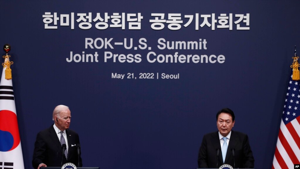 2022年5月21日，拜登总统和韩国总统尹锡悦在首尔会晤后共同出席两国首脑举行的联合记者会。-美联社照(photo:VOA)