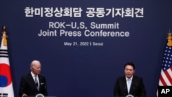 جو بایدن (چپ) و یون سوک-یئول، روسای جمهوری آمریکا و کره جنوبی، در یک کنفرانس مطبوعاتی در سئول. ٢١ مه ٢٠٢٢