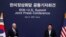 2022年5月21日，拜登总统和韩国总统尹锡悦在首尔会晤后共同出席两国首脑举行的联合记者会。-美联社照