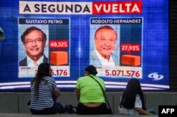 Los resultados de la primera vuelta aparecen en una pantalla durante las elecciones presidenciales de Colombia, en Medellín, Colombia, el 29 de mayo de 2022.