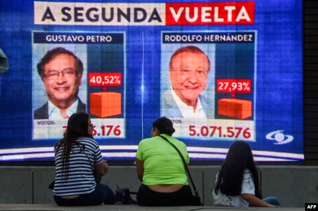 Los resultados de la primera vuelta aparecen en una pantalla durante las elecciones presidenciales de Colombia, en Medellín, Colombia, el 29 de mayo de 2022.