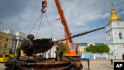 Рештки російського танка виставляють на площі у Києві разом з іншими зразками знищеної в Україні російської військової техніки. 20 травня 2022 р.