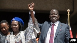 Raila Odinga (à droite), lève le bras de sa nouvelle colistière, Martha Karua (à gauche), à Nairobi le 16 mai 2022.