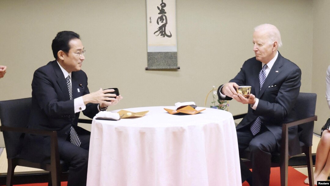 Jo Bayden Yaponiya Bosh vaziri Fumio Kishida bilan choy ichmoqda