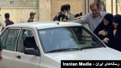 تصویری از صحنه ترور «صیاد خدایی» عضو سپاه پاسداران، که عصر یکشنبه ١ خرداد ۱۴۰۱ در تهران مورد حمله قرار گرفت  
