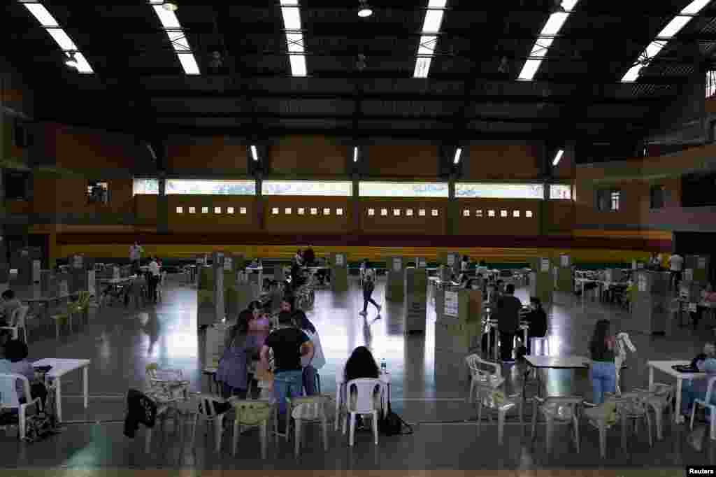 Los trabajadores electorales esperan que se abra el colegio electoral durante la primera vuelta de las elecciones presidenciales en Medellín, Colombia, 29 de mayo de 2022. REUTERS/Chelo Camacho&nbsp;