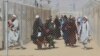 Warga Afghanistan yang berusaha melarikan diri dari kekuasaan Taliban tampak berjalan melalui koridor berpagar untuk memasuki wilayah Pakistan di perbatasan Chaman, 25 Agustus 2021 (foto: dok). 