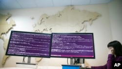 Kode komputer tampak terlihat di layar komputer milik sebuah perusahan keamanan digital di Moskow, Rusia, pada 25 Agustus 2017. (Foto: AP/Pavel Golovkin)