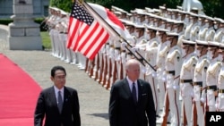 El presidente de los Estados Unidos, Joe Biden, a la derecha, y el primer ministro de Japón, Fumio Kishida, revisan una guardia de honor durante una ceremonia de bienvenida para el presidente Biden, en la casa de huéspedes estatal del Palacio de Akasaka en Tokio, Japón, el 23 de mayo de 2022.