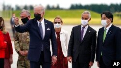 조 바이든 미국 대통령(가운데 왼쪽)이 22일 아시아 순방의 두번째 방문국인 일본 오사카 공군기지에 도착했다. 하야시 요시마사 일본 외무상(오른쪽)이 바이든 대통령을 맞았다.