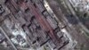 Esta imagen satelital proporcionada por Maxar Technologies muestra una vista más cercana del extremo este de la planta siderúrgica Azovstal en Mariúpol, en territorio dominado por fuerzas prorrusas, en el este de Ucrania, el jueves 12 de mayo de 2022.
