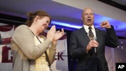 El senador estatal Doug Mastriano, candidato republicano a gobernador de Pensilvania, habla en una reunión tras las elecciones primarias en Chambersburg, Pensilvania, el martes 17 de mayo de 2022, con su esposa, Rebbeca. (Foto AP/Carolyn Kaster)