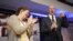 El senador estatal Doug Mastriano, candidato republicano a gobernador de Pensilvania, habla en una reunión tras las elecciones primarias en Chambersburg, Pensilvania, el martes 17 de mayo de 2022, con su esposa, Rebbeca. (Foto AP/Carolyn Kaster)