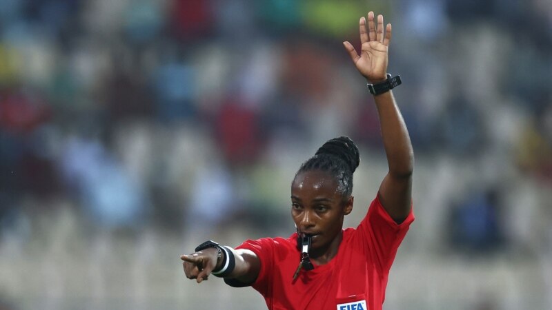 L'arbitre rwandaise Salima Mukansanga convoquée pour le Mondial 2022