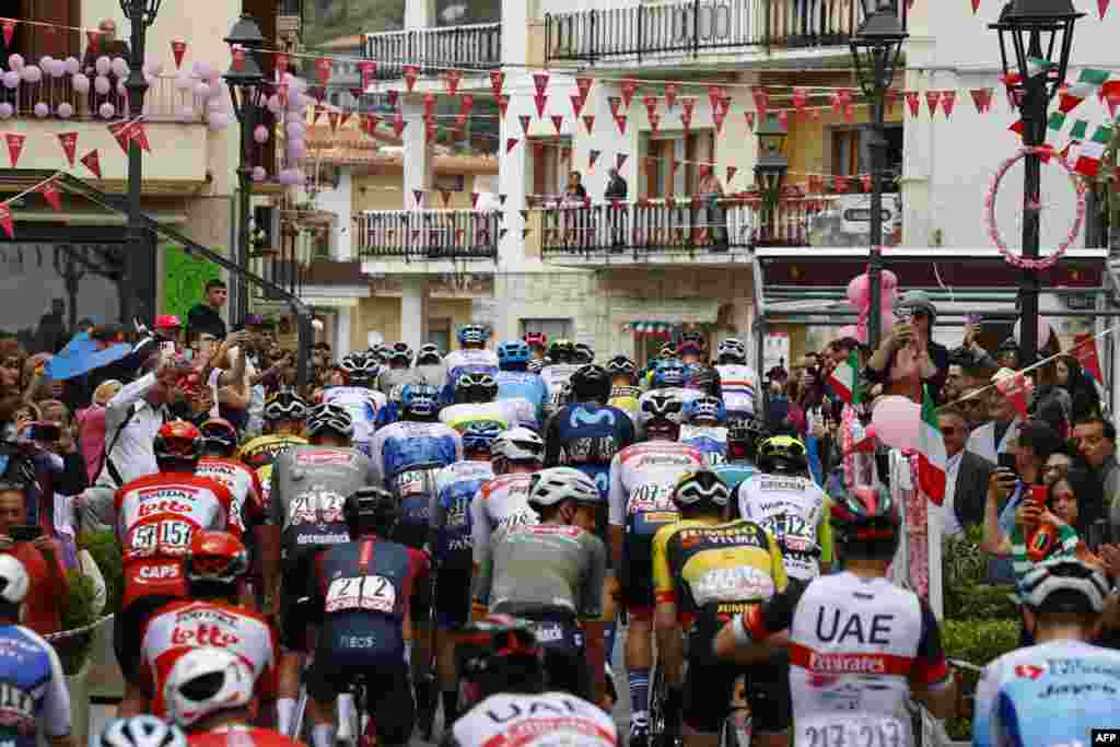 People cheer as riders take the start of the 7th stage of the Giro d&#39;Italia 2022 cycling race, 196 kilometers between Diamante and Potenza, southwestern Italy.