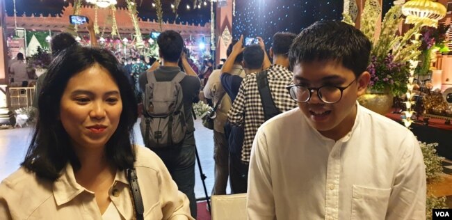 Kedua anak mempelai perempuan, Septiara Silvana Putri ( kiri) dan Adityo Rimbo Galih Samudra ( kanan) di lokasi pernikahan, Rabu petang ( 25/5). Foto : VOA / Yudha Satriawan)