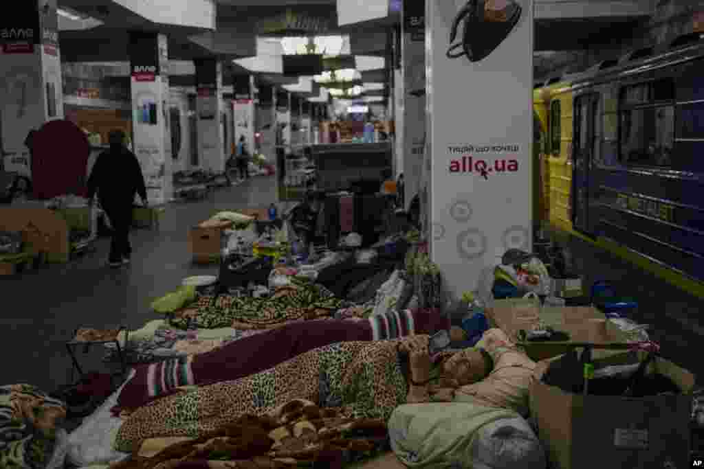 Los residentes se refugian en el metro de la ciudad de Járkov, en el este de Ucrania, el jueves 19 de mayo de 2022.