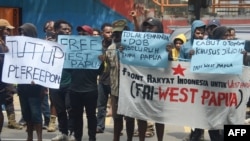 Mahasiswa Papua melancarkan aksi protes terhadap rencana pemekaran Provinsi Papua yang diwacanakan oleh pemerintah pusat dalam aksi yang digelar di Malang, Jawa Timur, paada 10 Mei 2022. (Foto: AFP/Kresno Putri)