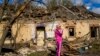 Iryna Martsyniuk, 50, berdiri di dekat rumahnya yang hancur oleh pemboman yang dilakukan pasukan Rusia di Desa Velyka Kostromka, Ukraina, pada 19 Mei 2022. (Foto: AP/Francisco Seco)