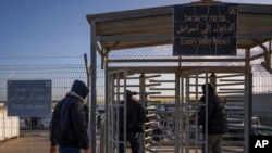 کارگران فلسطینی ساکن نوار غزه در حال ورود به اسرائیل از طریق گذرگاه «اِرِز»؛ ٢٧ مارس ٢٠٢٢