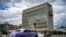 Un antiguo automóvil estadounidense pasa frente a la embajada de Estados Unidos en La Habana el 3 de mayo de 2022, cuando el consulado reanudó la emisión de algunos servicios de visas de inmigrantes que habían sido suspendidos desde 2017 luego de llamados "ataques sónicos".