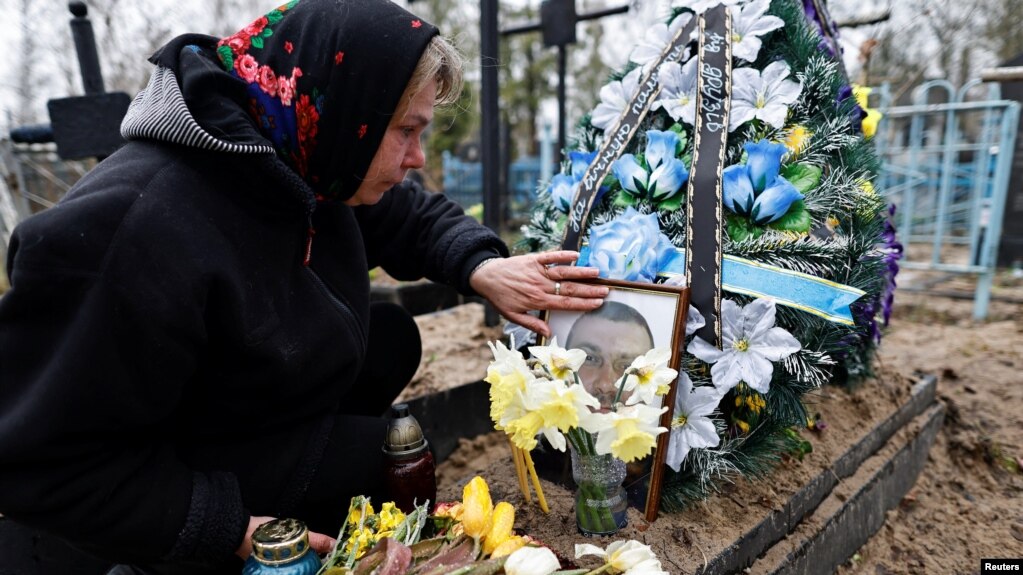 乌克兰布查镇一名妇女在悼念被俄军杀死的丈夫。（2022年4月21日）(photo:VOA)