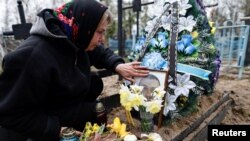 乌克兰布查镇一名妇女在悼念被俄军杀死的丈夫。（2022年4月21日）