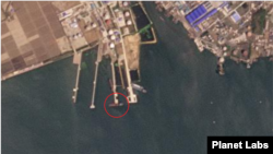 7일 북한 남포의 유류 하역 부두에 약 85m 길이의 유조선 추정 선박(원 안)이 포착됐다. 자료=Planet Labs