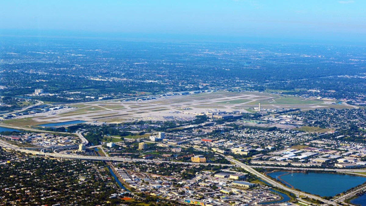 Passenger With 'No Idea How to Fly' Takes Over for Ailing Pilot - Vimarsana News