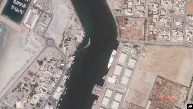 Në këtë imazh satelitor të Planet Labs PBC shfaqet jahti në portin e emirateve (12 maj 2022)