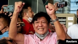Kandidat presiden Filipina Ferdinand 'Bongbong' Marcos Jr., putra mendiang diktator Ferdinand Marcos, menyapa para pendukungnya di markas besarnya di Kota Mandaluyong, Metro Manila, 11 Mei 2022. (Foto: Reuters)