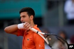 Novak Đoković tokom polufinalnog meča mastersa u Madridu protiv Španca Karlosa Alkaraza, 7. maja 2022.