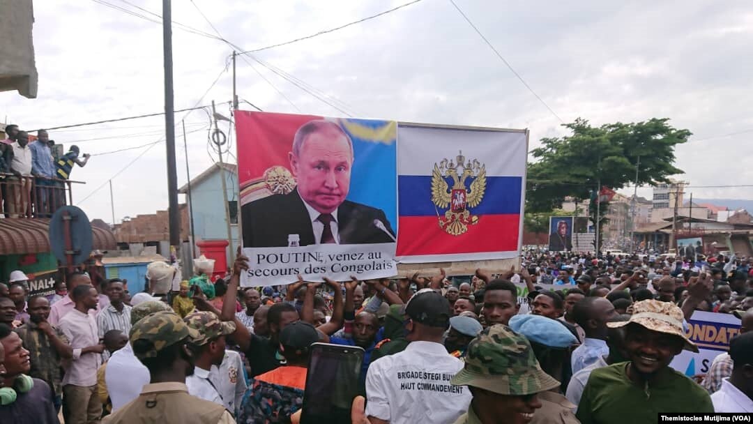 Abanyekongo bafite ibyapa bisaba Perezida w'Uburusiya Vladimir Putin Gutabara igihugu cyabo